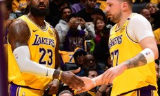 詹姆斯重返赛场，比赛局势复杂首场状态出色，掘金观众沸腾！(哈登掘金赛场表现)-足球直播ayx