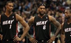 詹姆斯重返赛场，刷新纪录首场状态出色，热火观众沸腾！(詹姆斯重要比赛回放)-爱游戏娱乐在线